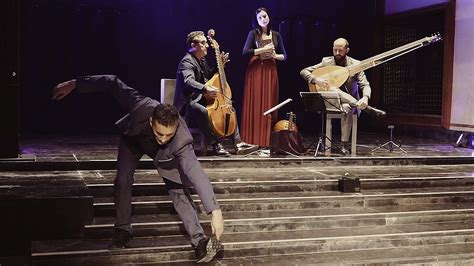 Entre Dos Aguas: Una Danza de la Melancolía y el Fuego